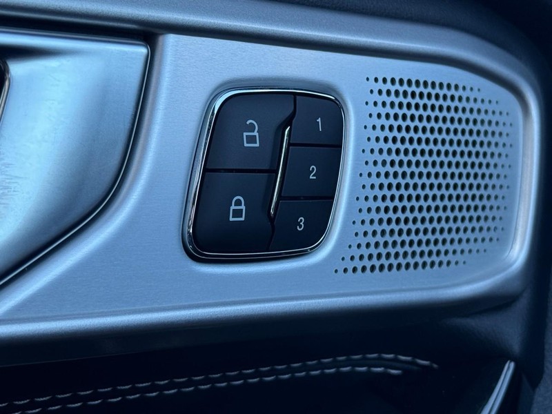 Ford Explorer Vehicle Full-screen Gallery Image 17