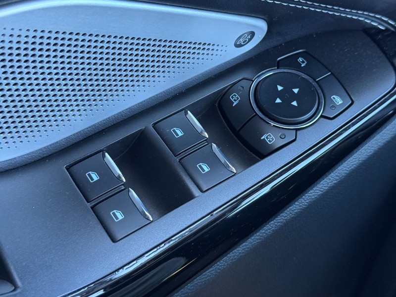 Ford Explorer Vehicle Full-screen Gallery Image 25