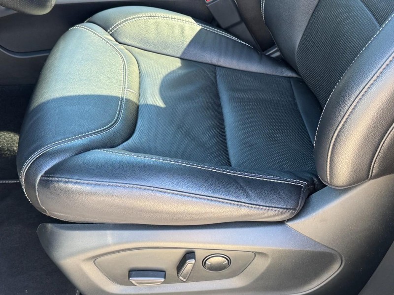 Ford Explorer Vehicle Full-screen Gallery Image 26