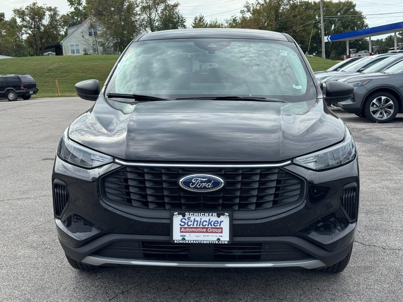 Ford Escape Vehicle Full-screen Gallery Image 09