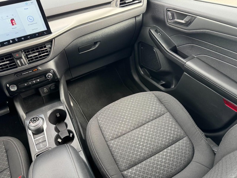 Ford Escape Vehicle Full-screen Gallery Image 15