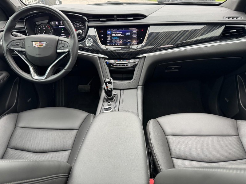 Cadillac XT6 Vehicle Full-screen Gallery Image 11