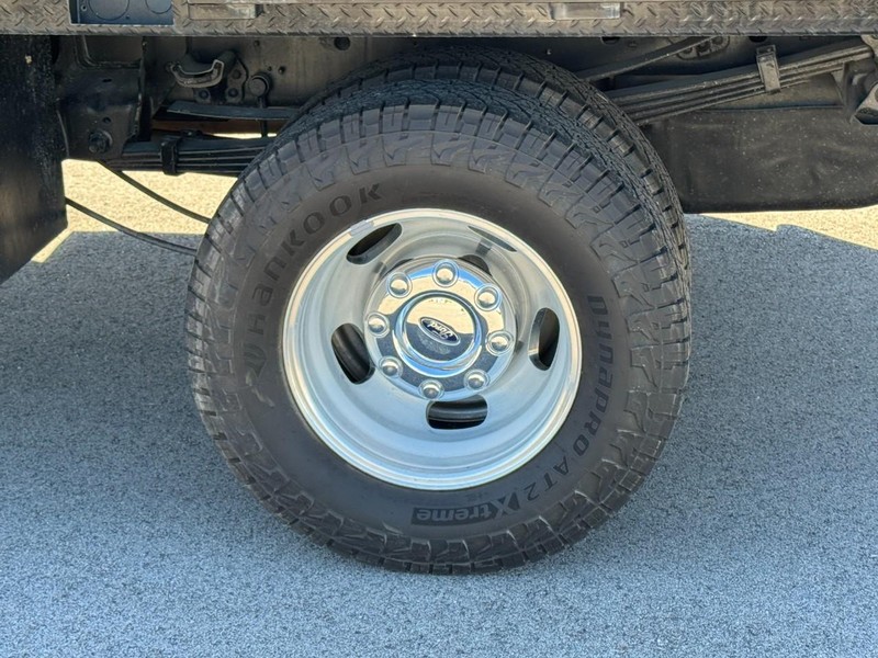 Ford Super Duty F-350 DRW Vehicle Full-screen Gallery Image 06