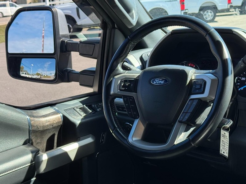 Ford Super Duty F-350 DRW Vehicle Full-screen Gallery Image 12