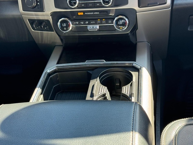 Ford Super Duty F-350 DRW Vehicle Full-screen Gallery Image 14