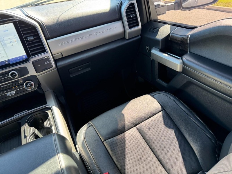 Ford Super Duty F-350 DRW Vehicle Full-screen Gallery Image 15