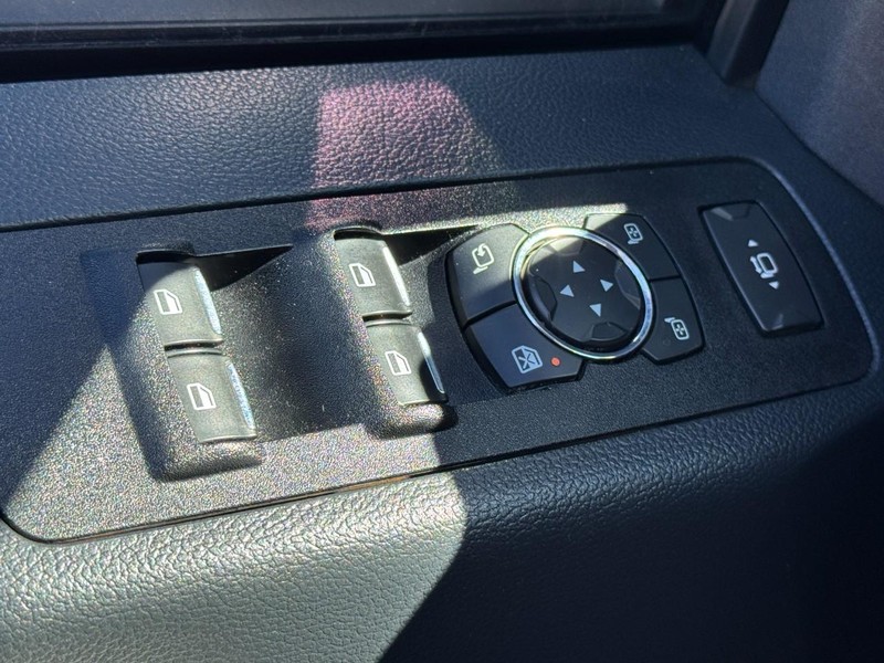 Ford Super Duty F-350 DRW Vehicle Full-screen Gallery Image 21