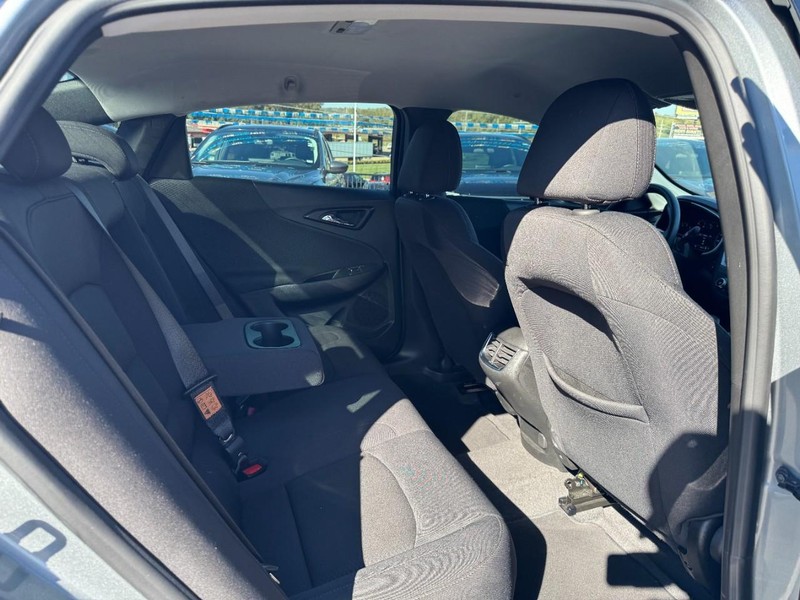 Chevrolet Malibu Vehicle Full-screen Gallery Image 11