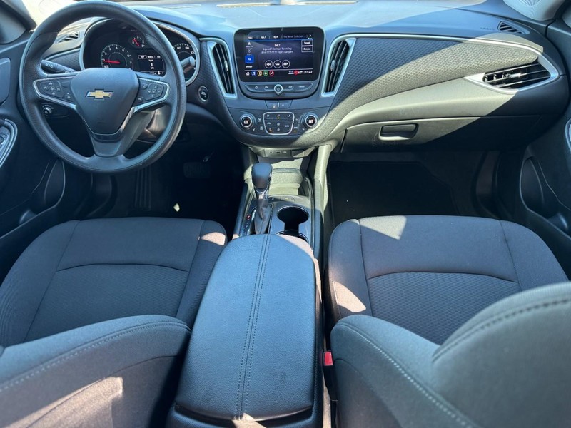 Chevrolet Malibu Vehicle Full-screen Gallery Image 12