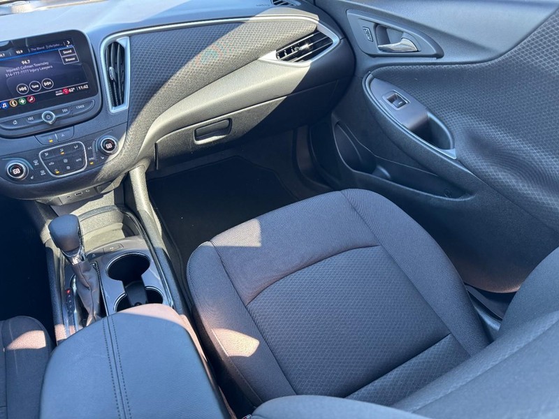 Chevrolet Malibu Vehicle Full-screen Gallery Image 16