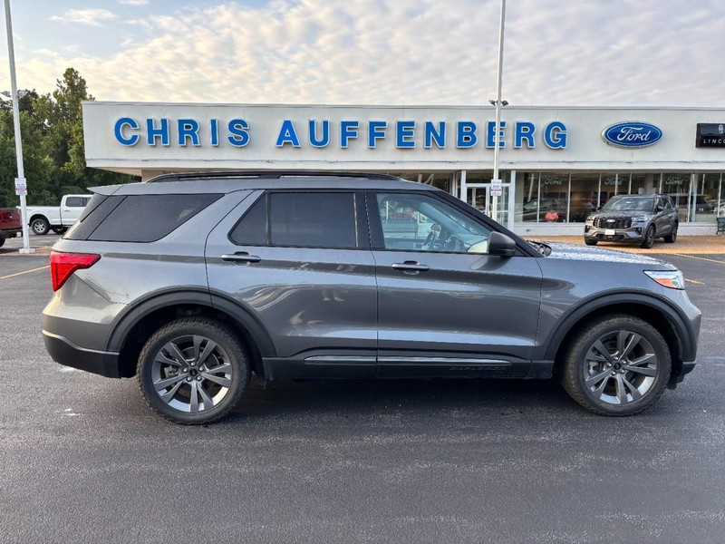 Ford Explorer Vehicle Full-screen Gallery Image 01