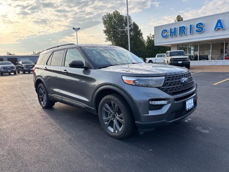 Ford Explorer Vehicle Full-screen Gallery Image 02