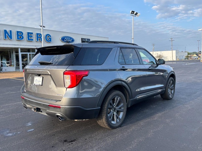 Ford Explorer Vehicle Full-screen Gallery Image 03