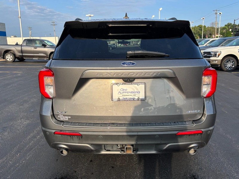 Ford Explorer Vehicle Full-screen Gallery Image 05