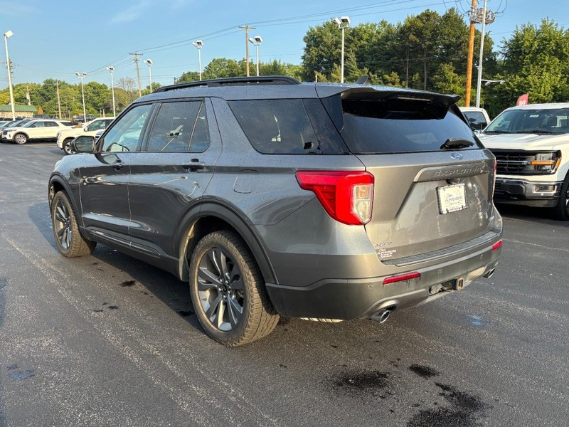 Ford Explorer Vehicle Full-screen Gallery Image 06