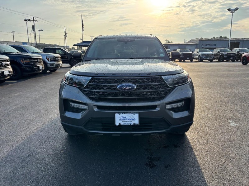 Ford Explorer Vehicle Full-screen Gallery Image 09