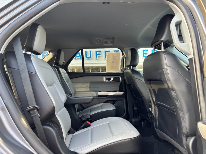 Ford Explorer Vehicle Full-screen Gallery Image 10