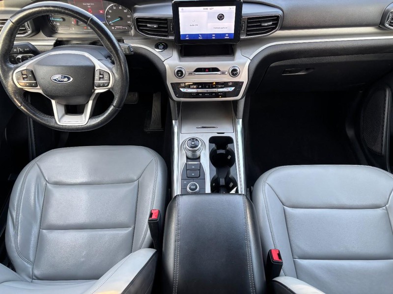 Ford Explorer Vehicle Full-screen Gallery Image 12