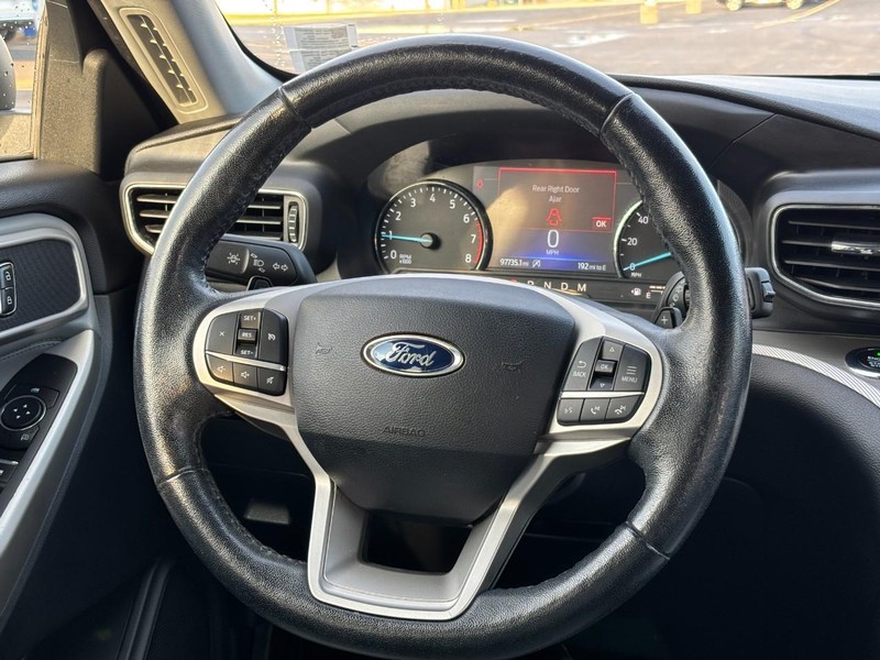 Ford Explorer Vehicle Full-screen Gallery Image 13