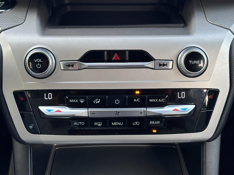 Ford Explorer Vehicle Full-screen Gallery Image 15