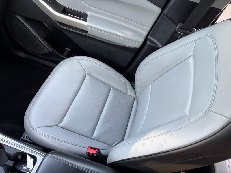 Ford Explorer Vehicle Full-screen Gallery Image 16