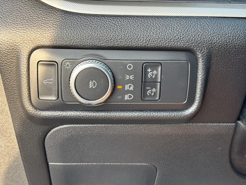 Ford Explorer Vehicle Full-screen Gallery Image 17