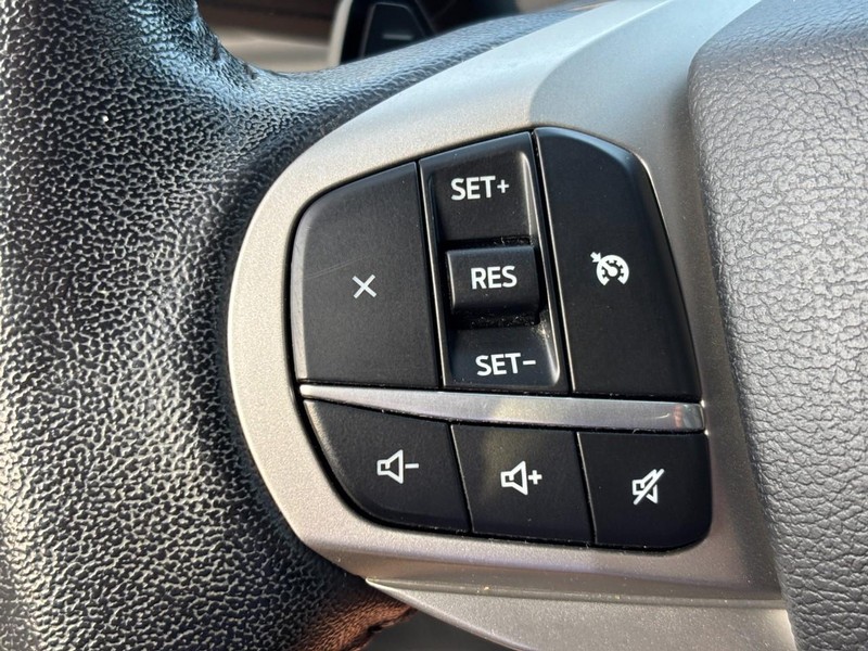 Ford Explorer Vehicle Full-screen Gallery Image 18