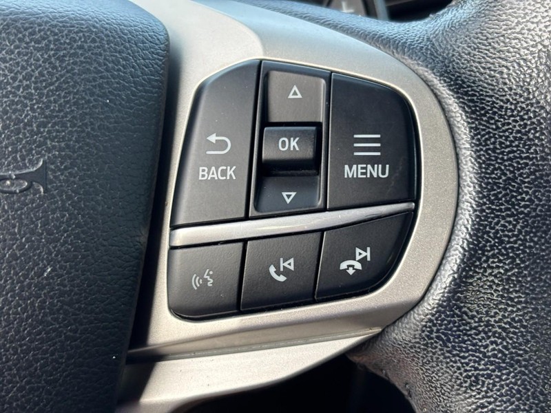 Ford Explorer Vehicle Full-screen Gallery Image 19