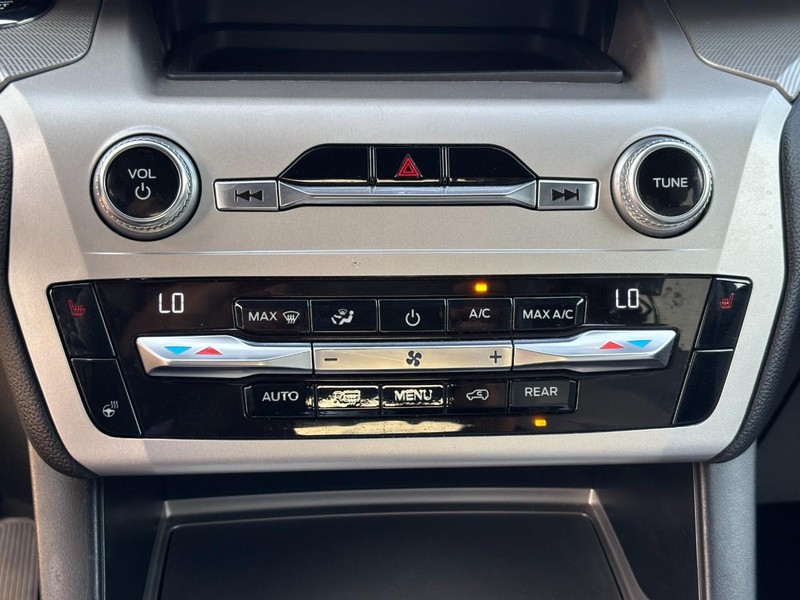 Ford Explorer Vehicle Full-screen Gallery Image 23