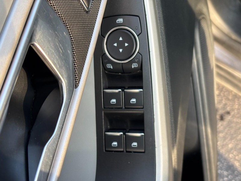 Ford Explorer Vehicle Full-screen Gallery Image 24