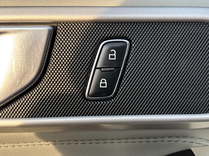 Ford Explorer Vehicle Full-screen Gallery Image 25