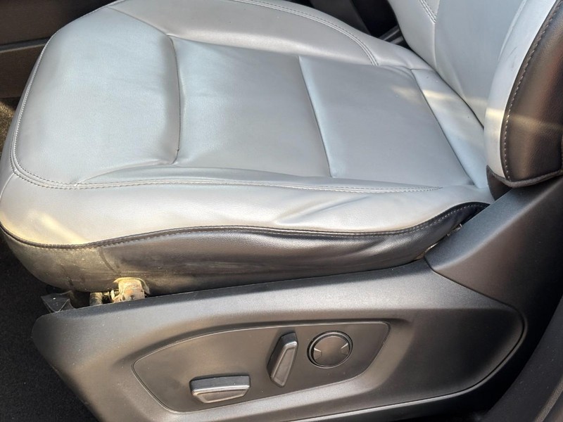 Ford Explorer Vehicle Full-screen Gallery Image 26