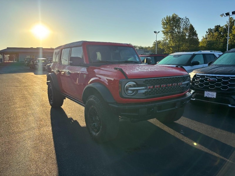 Ford Bronco Vehicle Full-screen Gallery Image 02