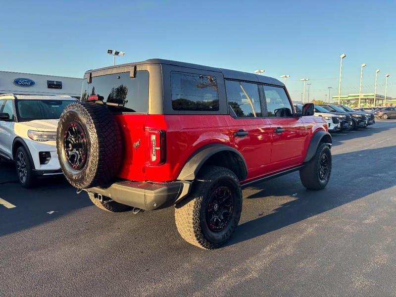 Ford Bronco Vehicle Full-screen Gallery Image 03