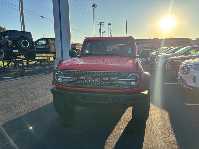 Ford Bronco Vehicle Full-screen Gallery Image 09