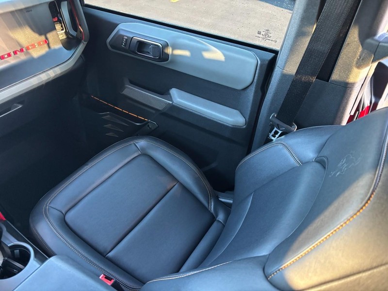 Ford Bronco Vehicle Full-screen Gallery Image 15