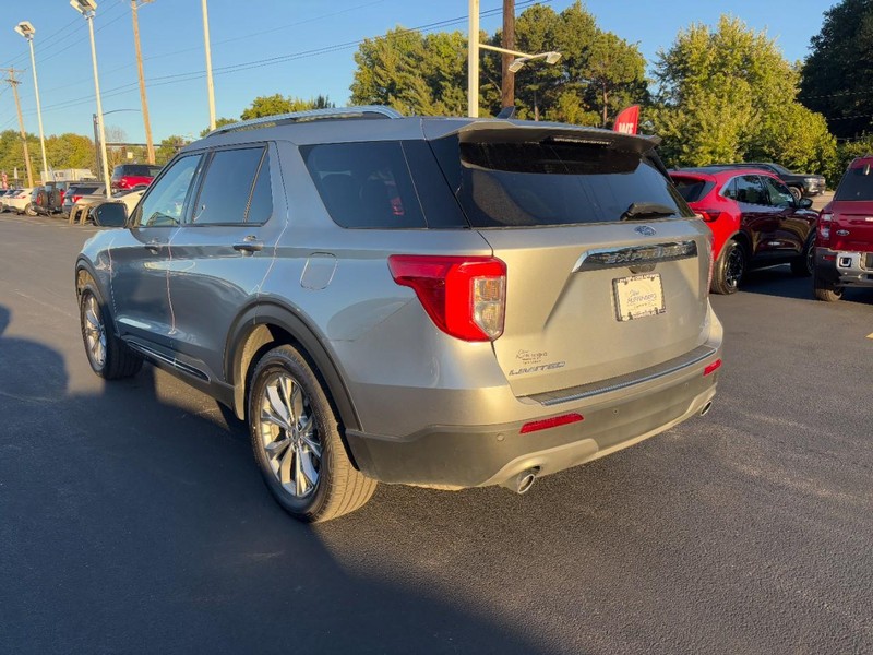 Ford Explorer Vehicle Full-screen Gallery Image 06