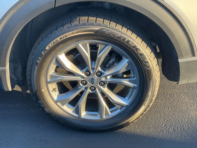 Ford Explorer Vehicle Full-screen Gallery Image 07