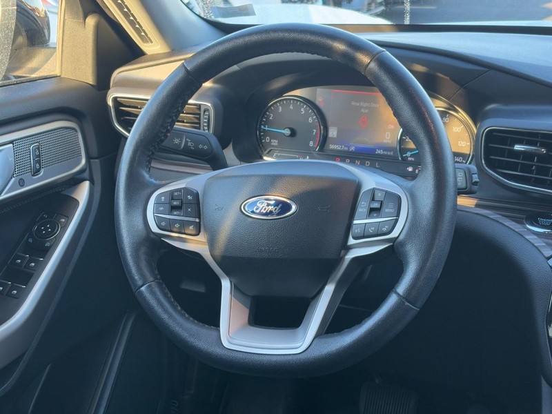 Ford Explorer Vehicle Full-screen Gallery Image 13