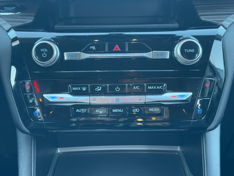 Ford Explorer Vehicle Full-screen Gallery Image 15