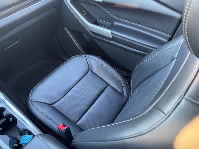 Ford Explorer Vehicle Full-screen Gallery Image 16