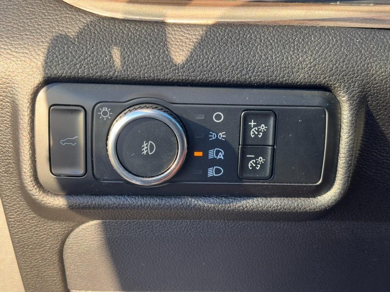 Ford Explorer Vehicle Full-screen Gallery Image 17