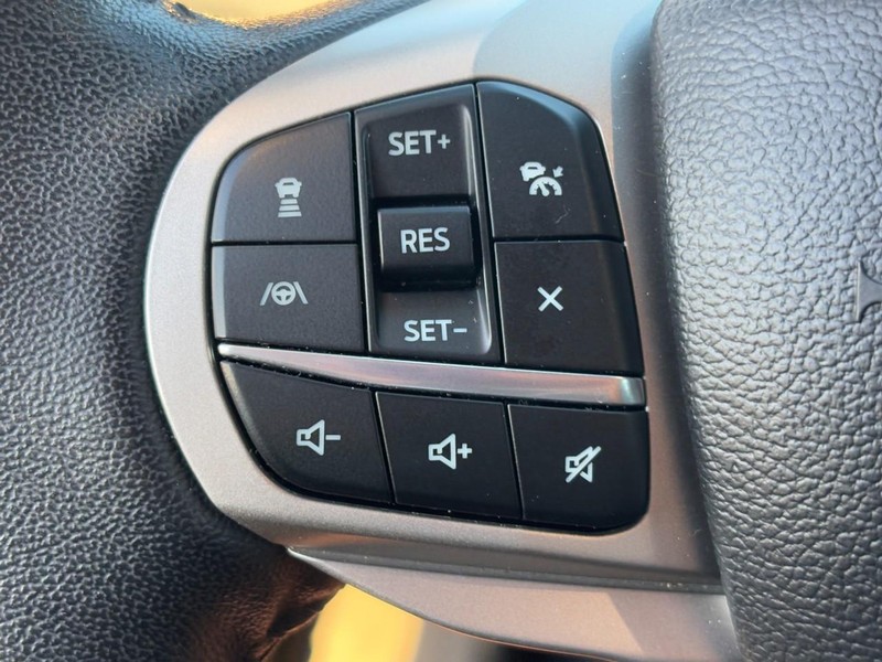 Ford Explorer Vehicle Full-screen Gallery Image 18