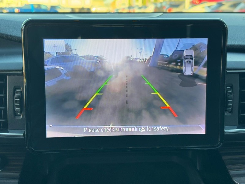 Ford Explorer Vehicle Full-screen Gallery Image 22