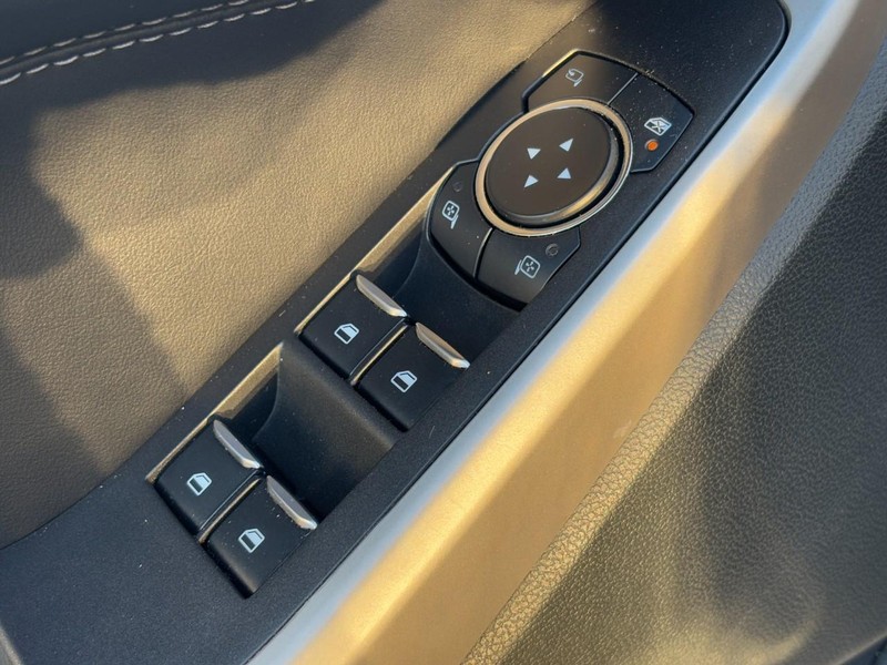 Ford Explorer Vehicle Full-screen Gallery Image 25