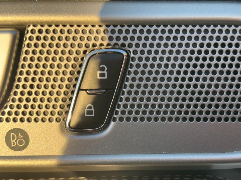 Ford Explorer Vehicle Full-screen Gallery Image 26