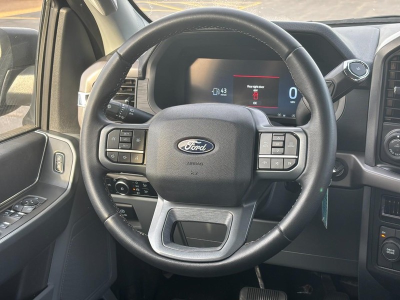 Ford F-150 Vehicle Full-screen Gallery Image 13