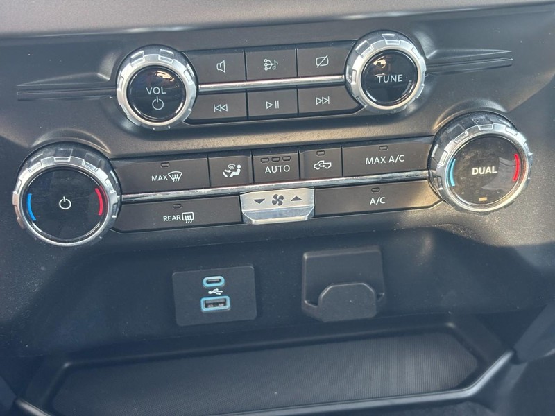 Ford F-150 Vehicle Full-screen Gallery Image 24