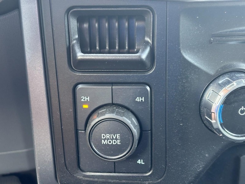 Ford F-150 Vehicle Full-screen Gallery Image 25