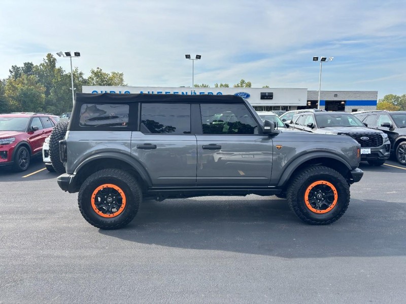 Ford Bronco Vehicle Full-screen Gallery Image 01